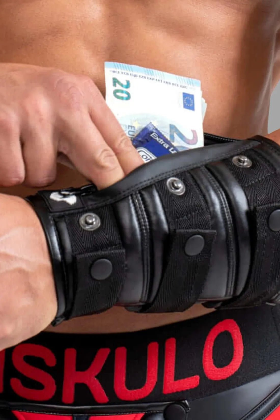 Maskulo black one-size wrist wallet for men, featuring a durable rubberized zipper and button straps, one of over 100,000 Maskulo brand items sold