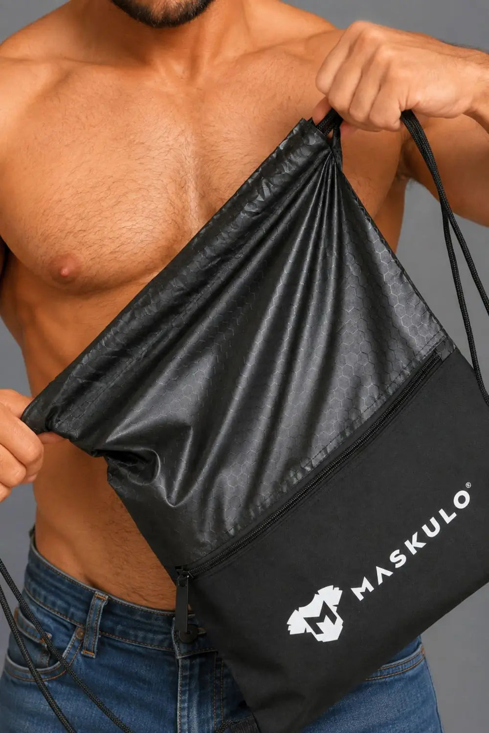 Maskulo Black Drawstring Bag/Backpack, 100% polyester, 34x43 cm (13x16 in), with external and internal zippered pockets.