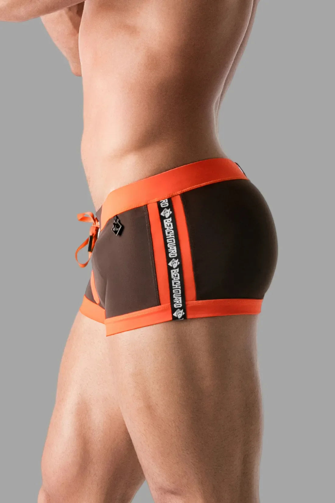 Badeshorts mit Reißverschlussimitat auf der Vorderseite. Braun und Orange