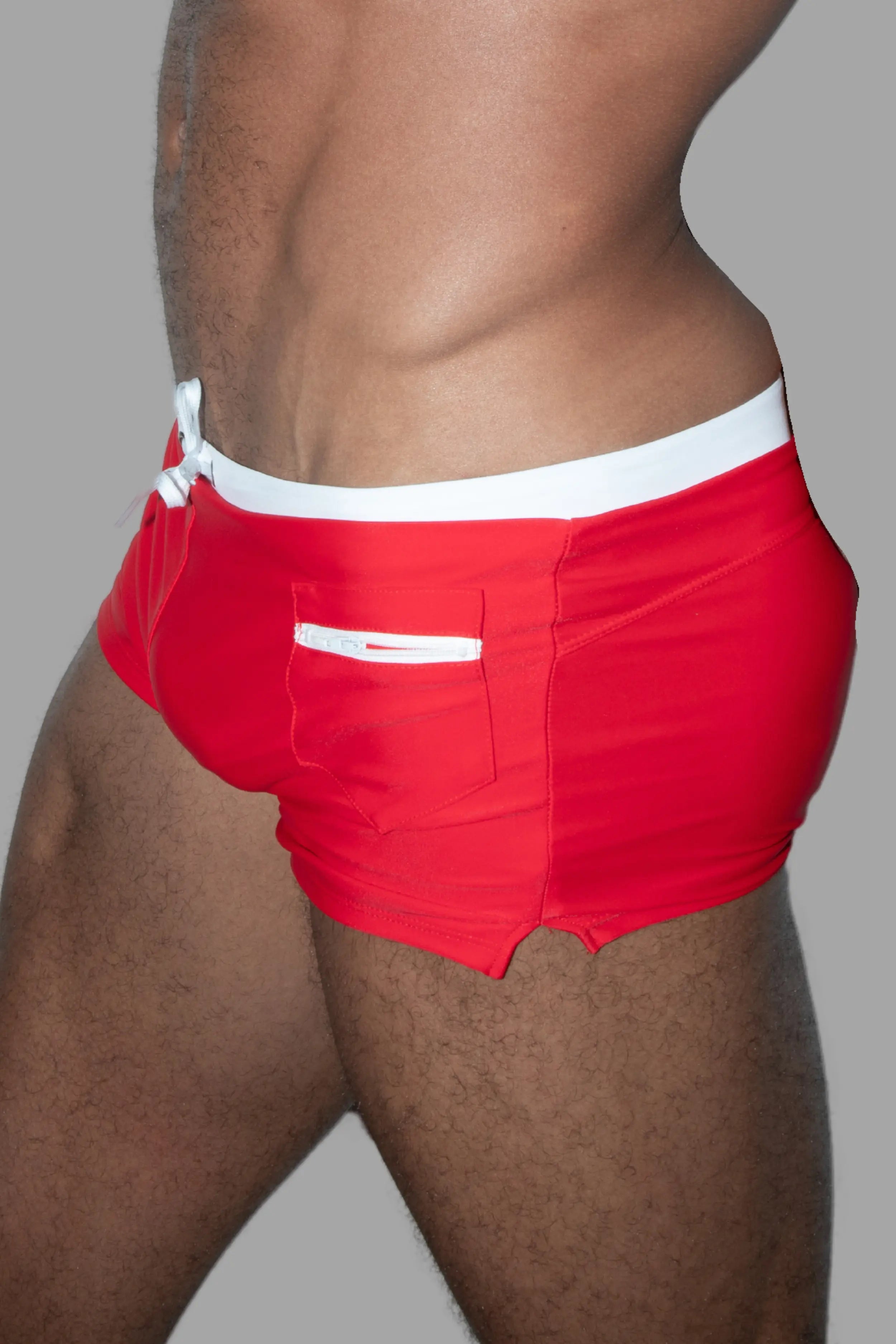 Derek Chase. Club Shorts met Zak. Rood + Wit