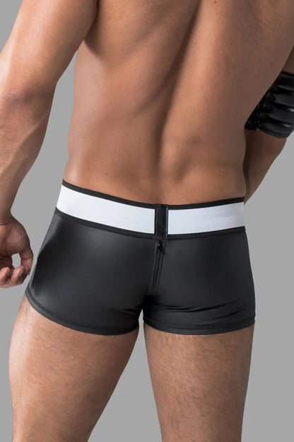 Gepantserd. Trunkshort met rubberen look. Afneembaar zakje. Achterkant met ritssluiting. Zwart