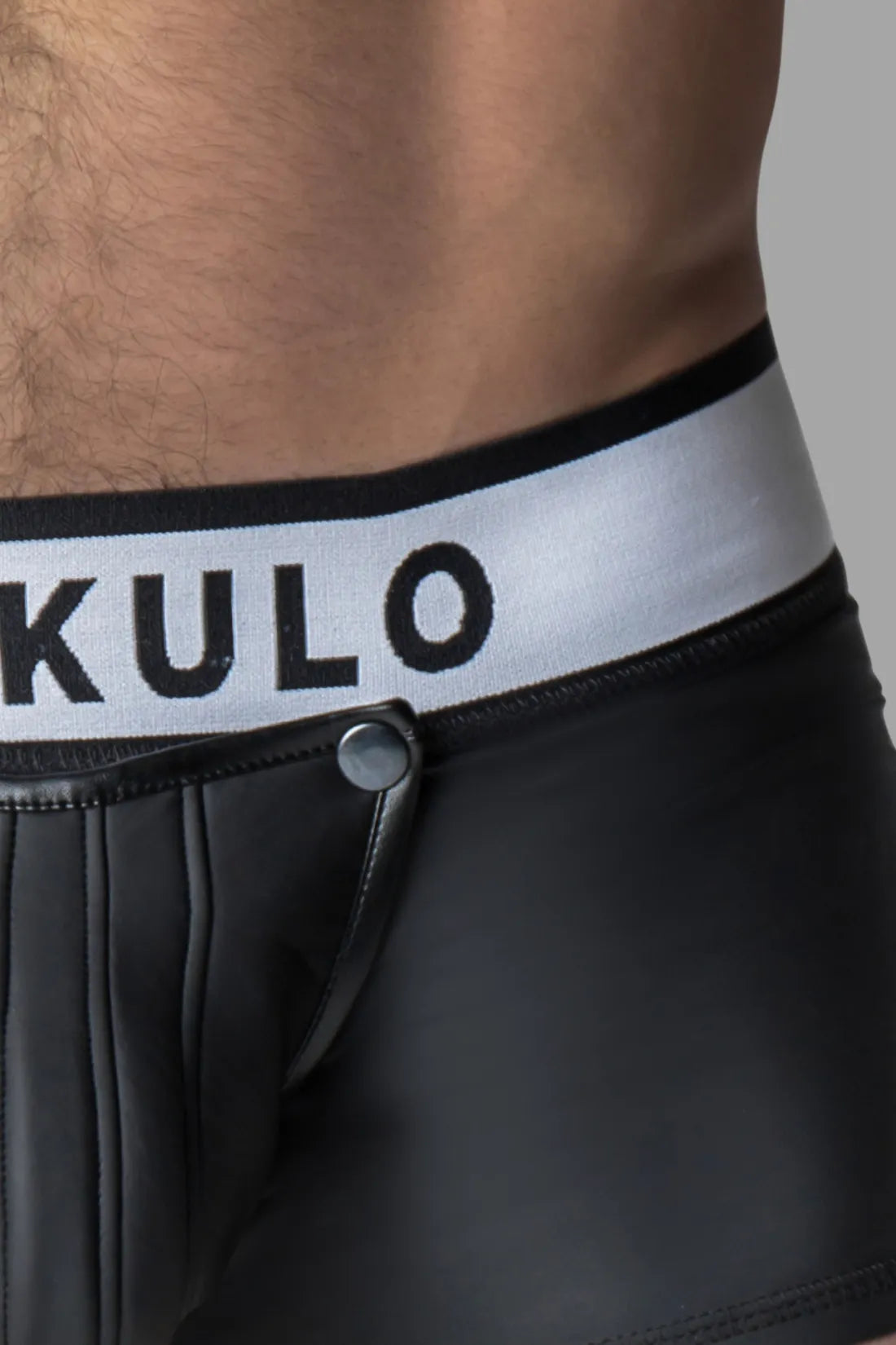 Armored. Trunkshort met rubberen look. Afneembaar zakje. Open achterkant. Zwart