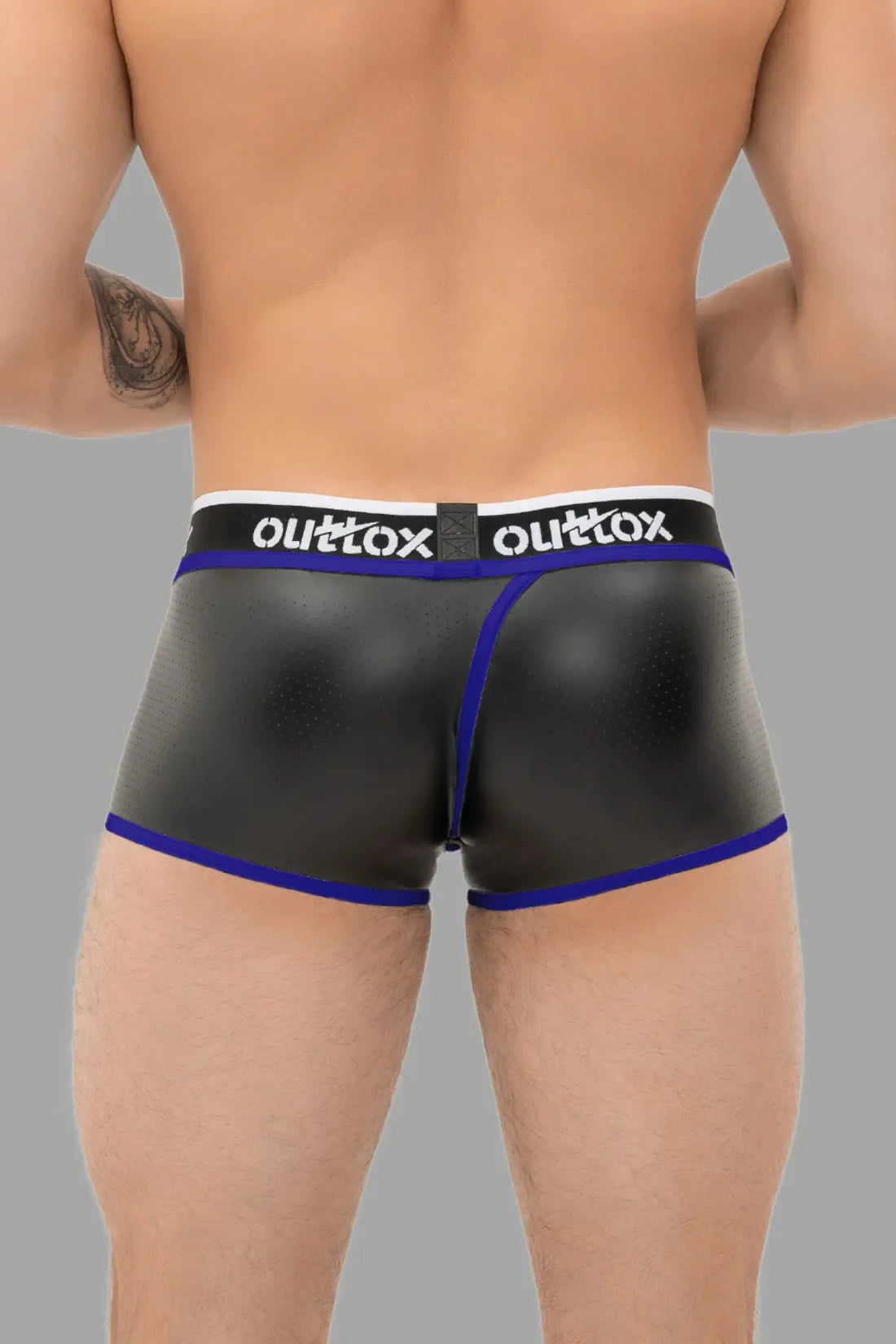 Outtox. Omwikkelde kofferbakshort met drukknoopsluiting. Blauw