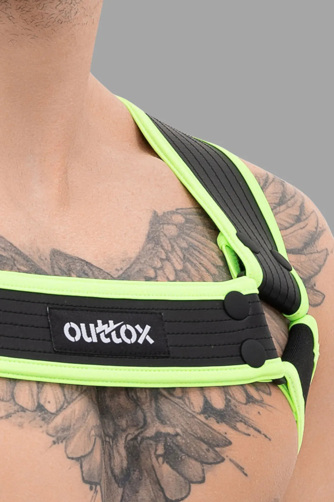 Outtox. Arnés corporal con broches. Negro+Verde &