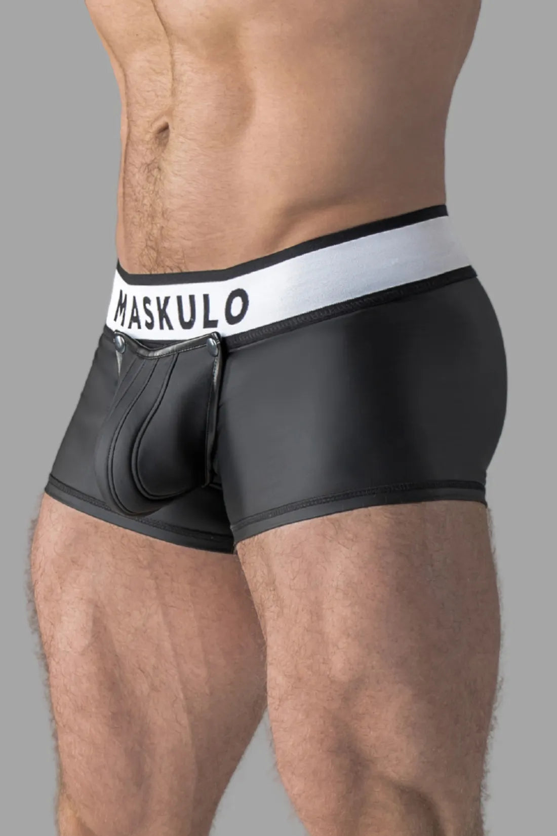 Armored. Trunkshort met rubberen look. Afneembaar zakje. Open achterkant. Zwart