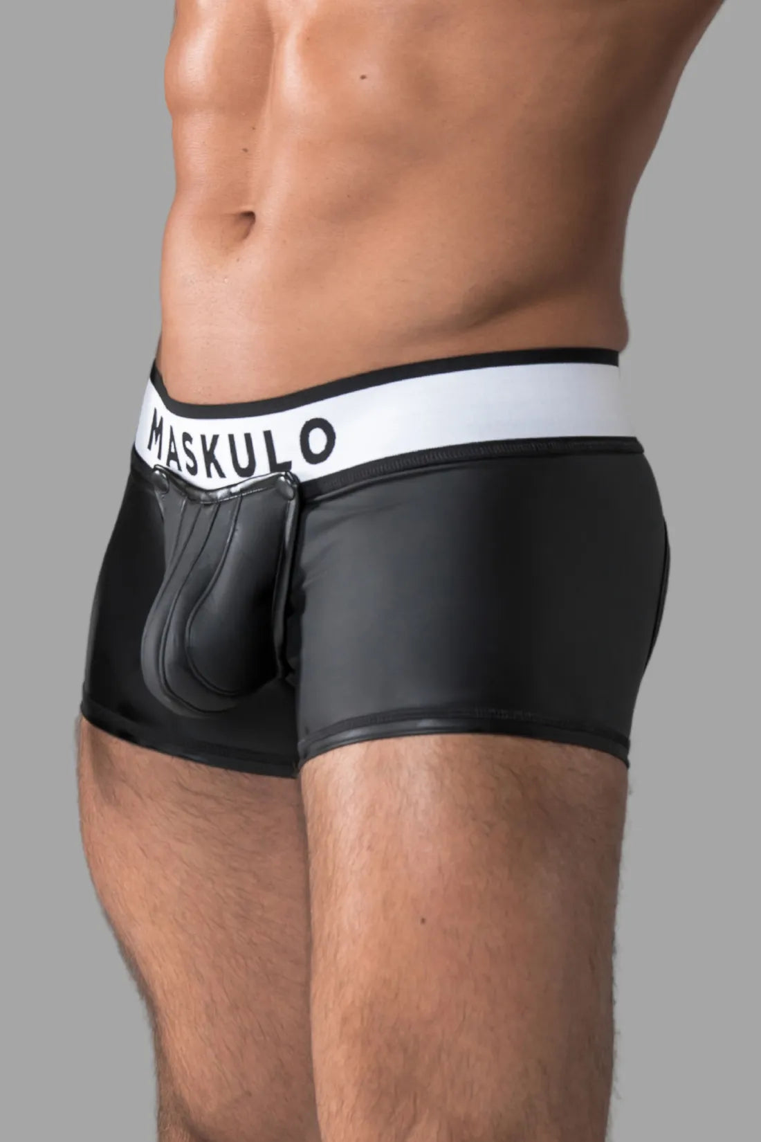 Armored. Shorts tipo baúl con apariencia de goma. Bolsa desmontable. Parte trasera con cremallera. Negro